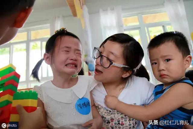 小班故事 我不哭 （小班故事《我不哭》）